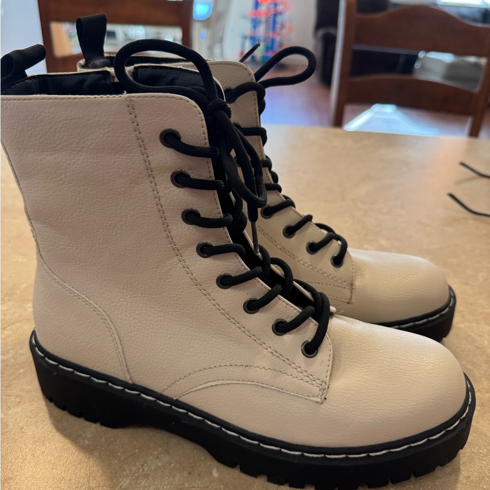 NWOT Women's White Lace-Up Boots